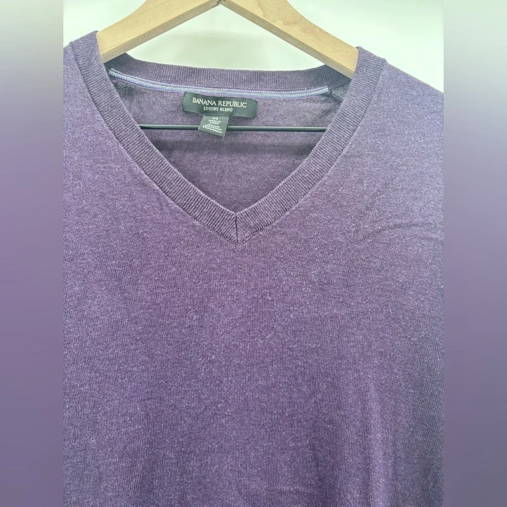 Banana Republic Luxury Blend Fine Knit V-Neck Sweater Medium in Plum Purple